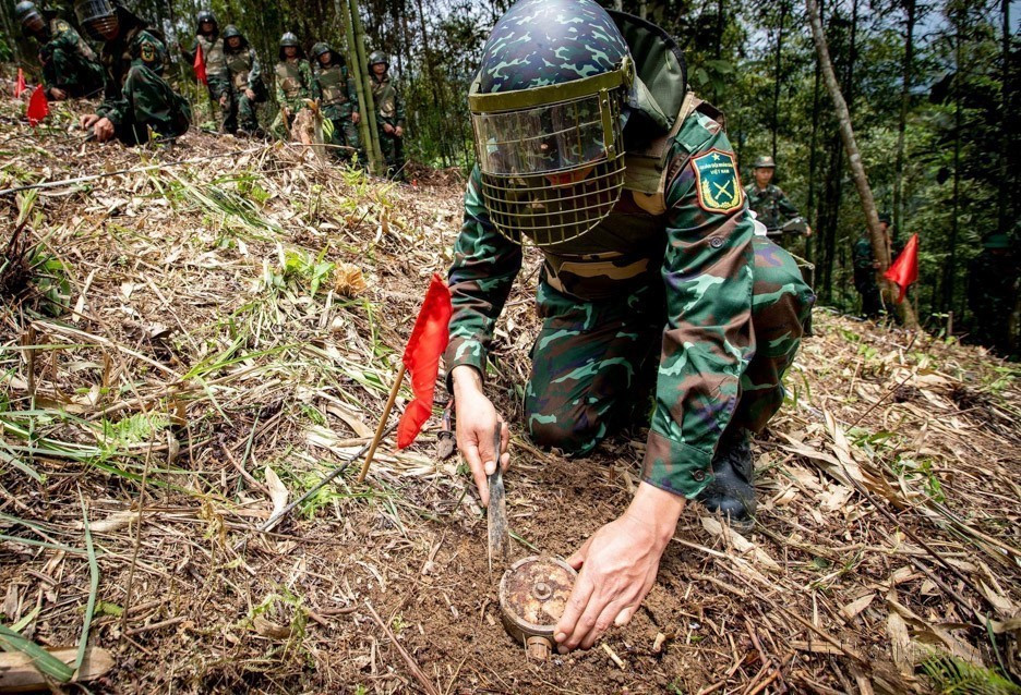 Cán bộ, chiến sỹ đội rà phá bom, mìn của Công ty xử lý bom mìn, vật nổ 319 (Bộ Quốc phòng) xử lý mìn chống bộ binh K58 với vỏ bằng nhựa, bán kính sát thương 1,5m (Hà Giang, 2023). (Ảnh: Hoàng Hiếu/TTXVN)