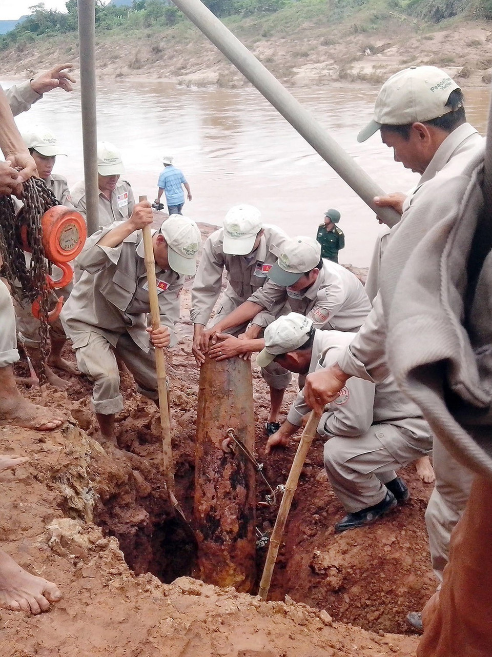Đội rà phá bom, mìn lưu động tỉnh Quảng Trị tiến hành di chuyển quả bom phát hiện trong mùa mưa lũ năm 2013 tại thôn A Ho, xã Thanh, huyện Hướng Hóa. (Ảnh: Hồ Cầu/TTXVN)