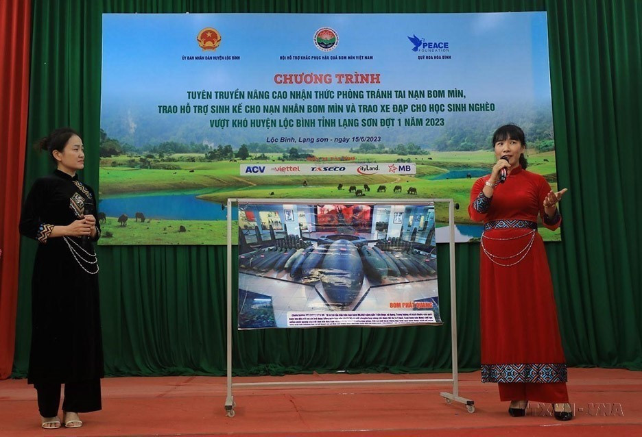 Cán bộ Trung tâm Hành động Bom mìn Quốc gia Việt Nam phố biến kiến thức về bom mìn đến với người dân và học sinh Lạng Sơn (2023). (Ảnh: Lâm Khánh/TTXVN)