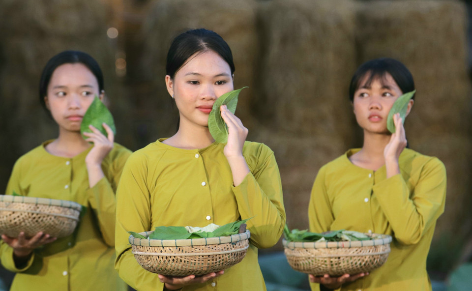 Chương trình nghệ thuật tại Festival Áo bà ba-Hậu Giang 2023. (Ảnh: Duy Khương/TTXVN)