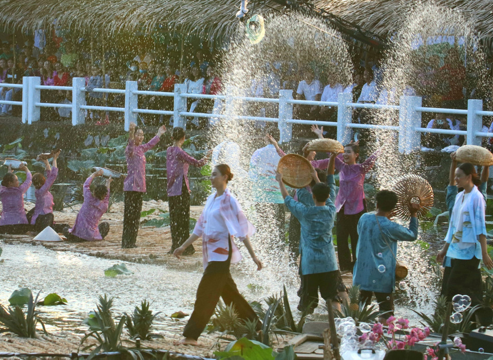Tiết mục nghệ thuật tại chương trình Chương trình Nghệ thuật Khai mạc Festival Áo bà ba-Hậu Giang 2023. (Ảnh: Duy Khương/TTXVN)
