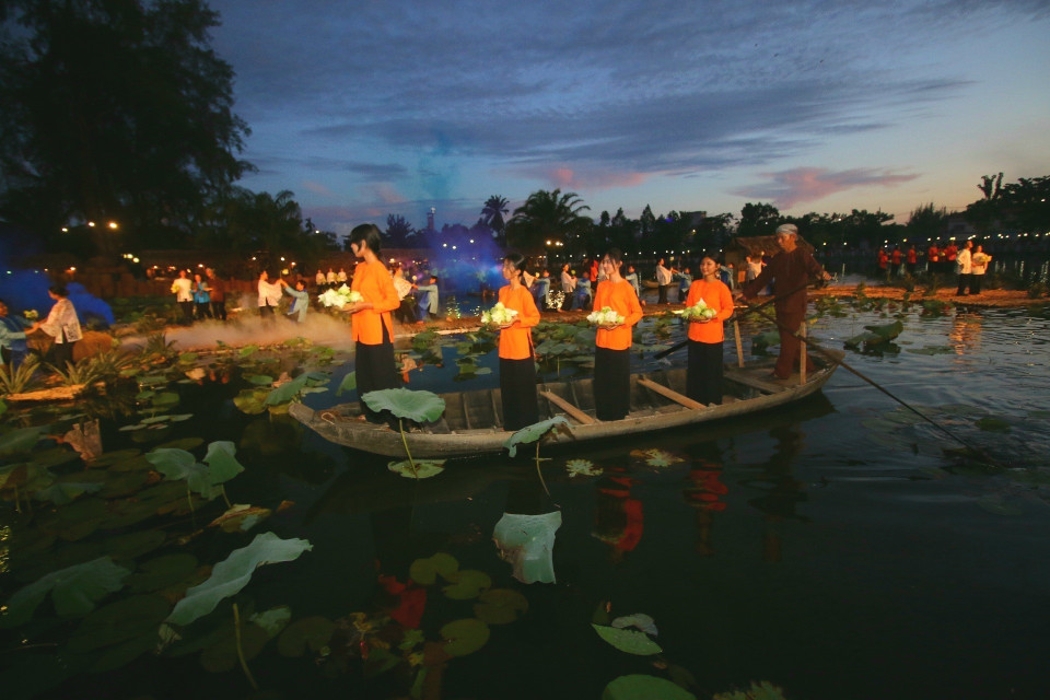 Người dân và du khách được thưởng thức các chương trình trình diễn áo bà ba trên sông. (Ảnh: Duy Khương/TTXVN)