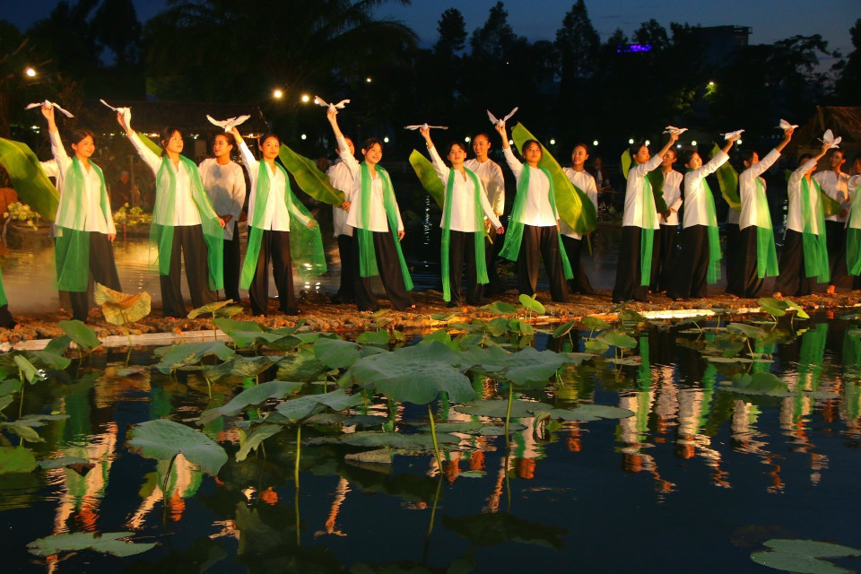 Festival Áo bà ba giới thiệu những bộ sưu tập đặc sắc từ các nhà thiết kế nổi tiếng; trình diễn những tiết mục nghệ thuật ấn tượng. (Ảnh: Duy Khương/TTXVN)