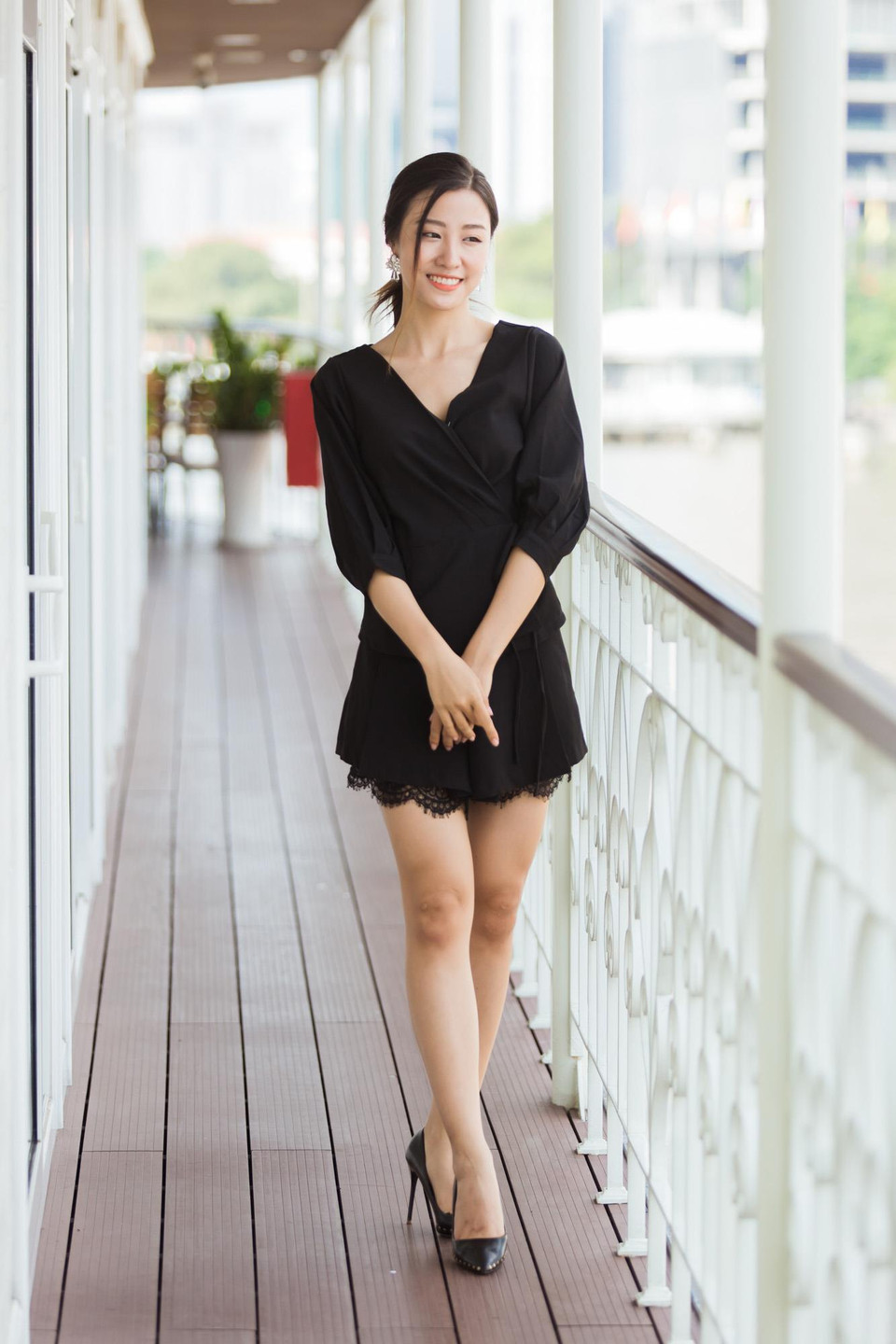 Dự án 'Nét chữ tương lai' (gồm các thí sinh: Nguyễn Hà Kiều Loan, Nguyễn Phương Hoa, Nguyễn Thị Thu Hiền, Hoàng Hải Thu) đến với lớp học tình thương dành cho các bệnh nhi ung thư đang nằm trong khu nội trú của bệnh viện Ung Bướu Thành phố Hồ Chí Minh. Ca sỹ Nam Cường sẽ cùng đồng hành với các thí sinh. (Ảnh: BTC)