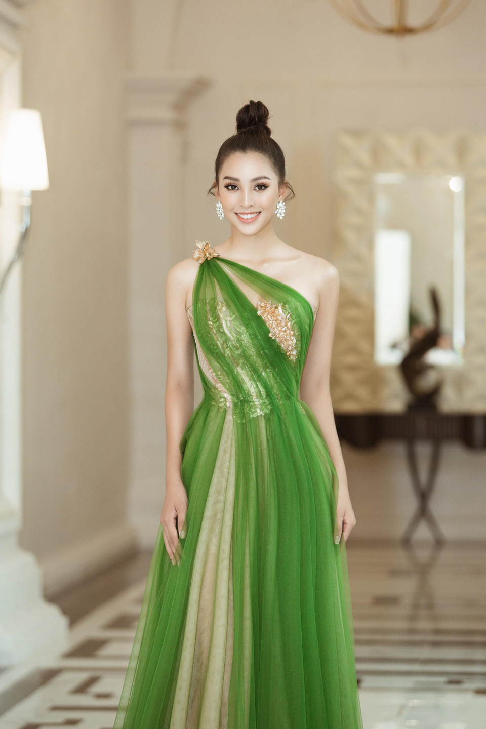 Trở lại Quảng Bình, Hoa hậu Tiểu Vy chia sẻ: 'Vy khá có duyên với Quảng Bình, đây là nơi mà Vy đã thực hiện dự án nhân ái Nước sạch về bản. Lần trở lại này Vy lại có dịp tìm hiểu Quảng Bình nhiều hơn khi trải nghiệm các cảnh đẹp nơi đây: Quảng Bình quan, Biển đá nhảy, hay hệ thống các hang động.' (Ảnh: Viết Quý/Vietnam+)