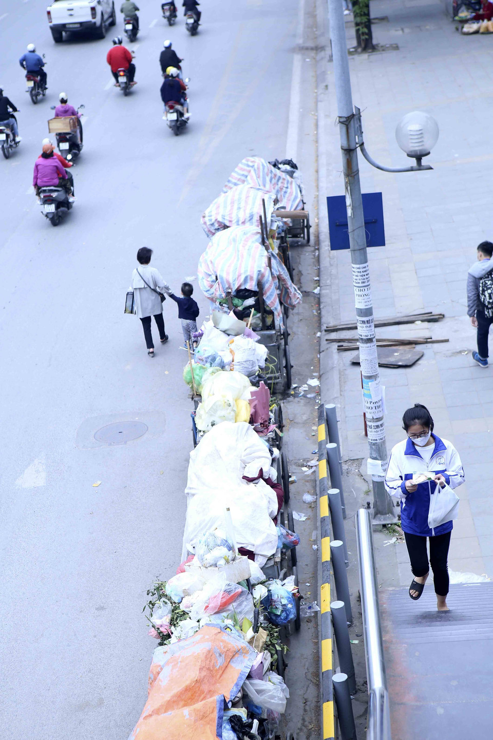 Xe rác tập kết tại khu vực đường Nguyễn Chí Thanh (ảnh chụp ngày 25/10). (Ảnh: Tuấn Đức/TTXVN)