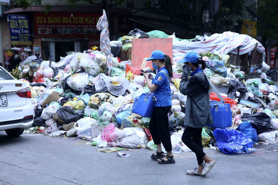 Tại khu vực phố Hoàng Văn Thái, rác chất thành từng đống gây khó chịu cho người dân nơi đây. (Ảnh: Tuấn Đức/TTXVN)