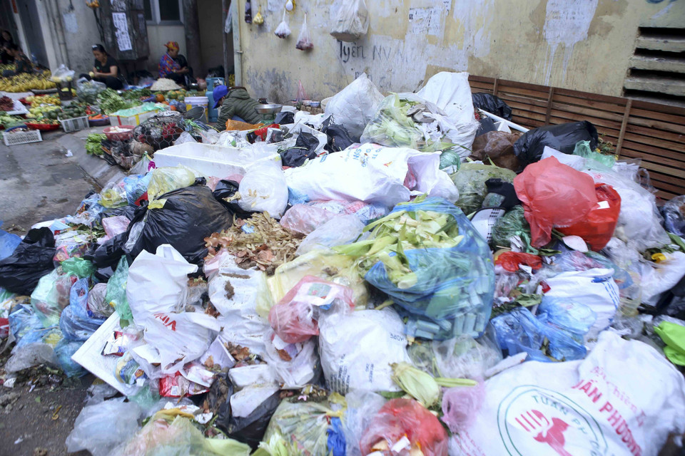 Bãi rác ứ đọng tại khu chợ phố Vĩnh Hồ (ảnh chụp ngày 25/10). (Ảnh: Tuấn Đức/TTXVN)