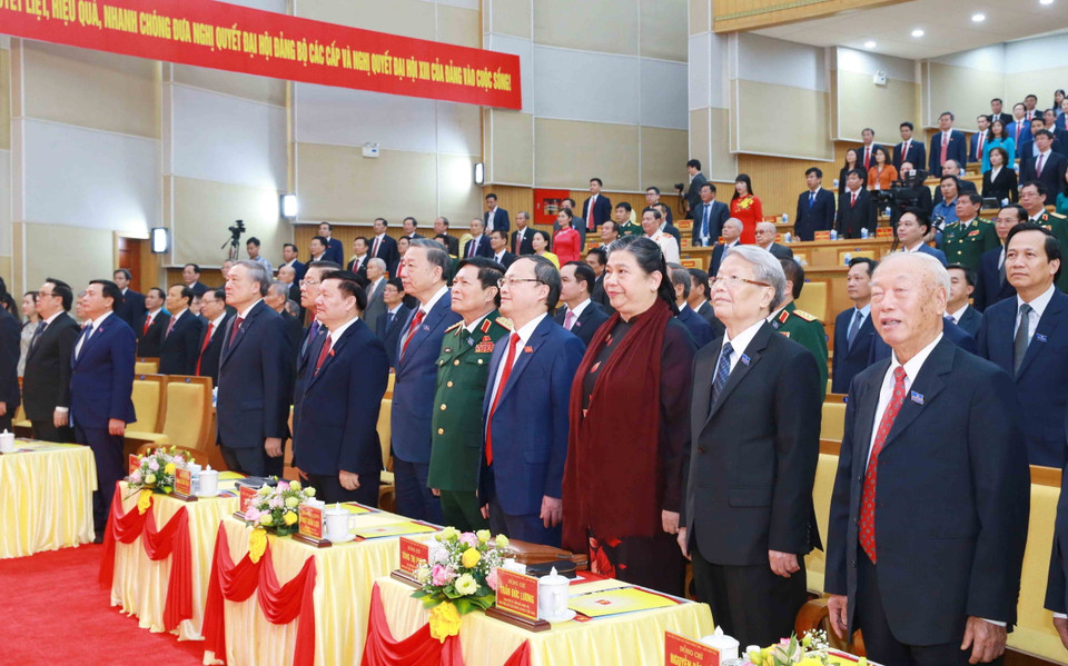 Các lãnh đạo Đảng, Nhà nước, Quốc hội dự Đại hội Đảng bộ tỉnh Hưng Yên làm lễ chào cờ. (Ảnh: Phương Hoa/TTXVN)