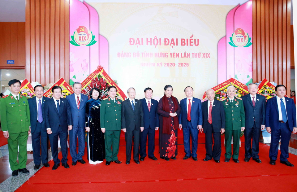 Các lãnh đạo Đảng, Nhà nước, Quốc hội dự Đại hội Đảng bộ tỉnh Hưng Yên. (Ảnh: Phương Hoa/TTXVN)