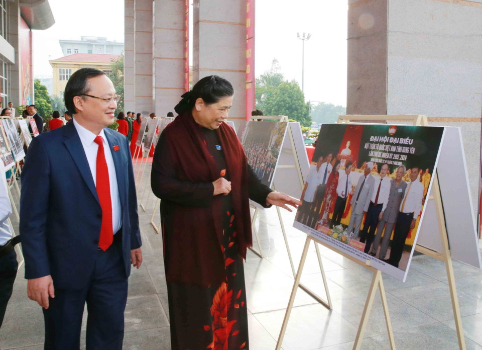 Ủy viên Bộ Chính trị, Phó Chủ tịch Quốc hội Tòng Thị Phóng thăm triển lãm ảnh chào mừng Đại hội Đảng bộ tỉnh Hưng Yên. (Ảnh: Phương Hoa/TTXVN)