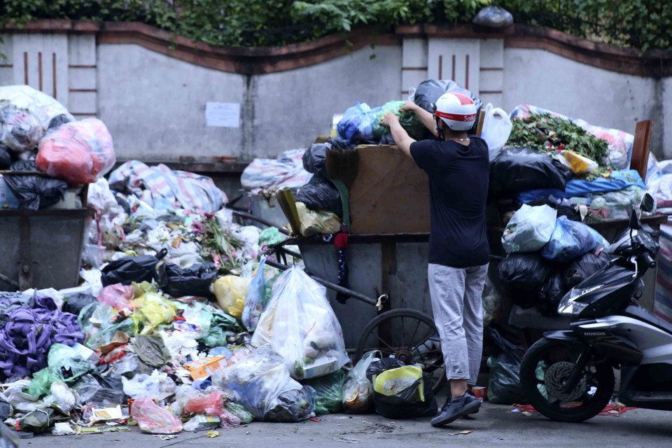 Tại khu vực phố Hoàng Văn Thái, rác chất thành từng đống gây khó chịu cho người dân nơi đây (ảnh chụp ngày 25/10). (Ảnh: Tuấn Đức/TTXVN)