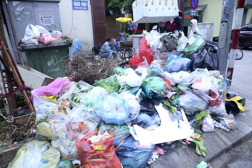 Tại khu vực Đội Cấn, rác càng ngày càng nhiều do không có xe rác đến thu gom (ảnh chụp ngày 25/10). (Ảnh: Tuấn Đức/TTXVN)