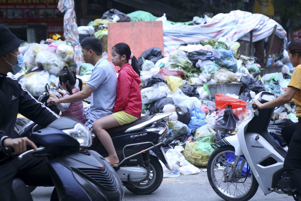 Tại khu vực phố Hoàng Văn Thái, rác chất thành từng đống gây khó chịu cho người dân nơi đây. (Ảnh: Tuấn Đức/TTXVN)