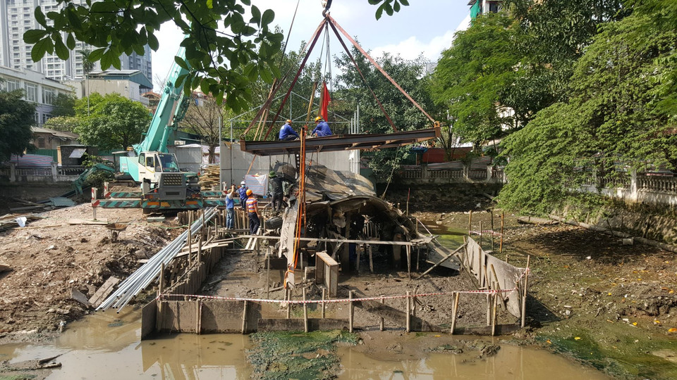 Đơn vị thi công tiến hành trục vớt xác máy bay B52 để duy tu, bảo trì. (Ảnh: Đinh Thuận/TTXVN)