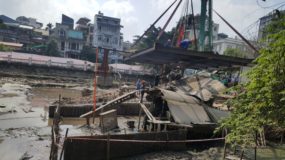 Đơn vị thi công tiến hành trục vớt xác máy bay B52 để duy tu, bảo trì. (Ảnh: Đinh Thuận/TTXVN)