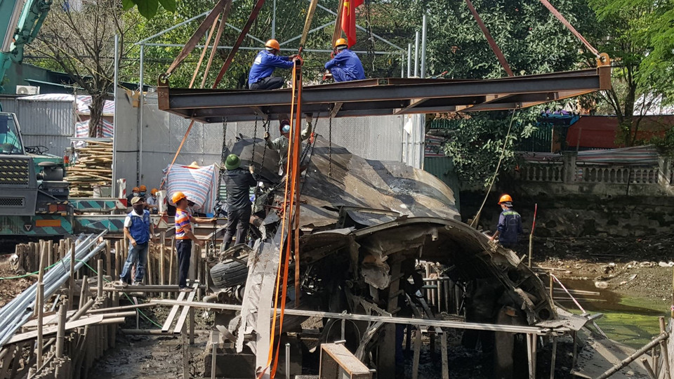 Đơn vị thi công tiến hành trục vớt xác máy bay B52 để duy tu, bảo trì. (Ảnh: Đinh Thuận/TTXVN)