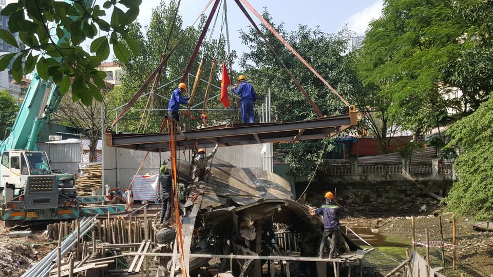 Đơn vị thi công tiến hành trục vớt xác máy bay B52 để duy tu, bảo trì. (Ảnh: Đinh Thuận/TTXVN)