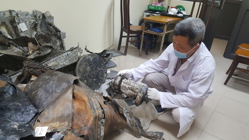 Phân loại hiện vật liên quan đến xác máy bay B52 được tìm thấy. (Ảnh: Đinh Thuận/TTXVN)