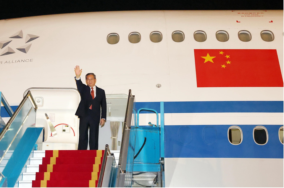Thủ tướng Trung Quốc Lý Cường đến Sân bay Quốc tế Nội Bài, Hà Nội. (Ảnh: Phạm Kiên/TTXVN)