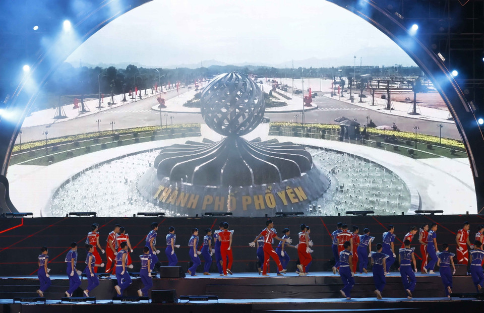 Tiết mục văn nghệ đặc biệt chào mừng Lễ công bố Nghị quyết thành lập thành phố Phổ Yên, tỉnh Thái Nguyên. (Ảnh: Doãn Tấn/TTXVN)
