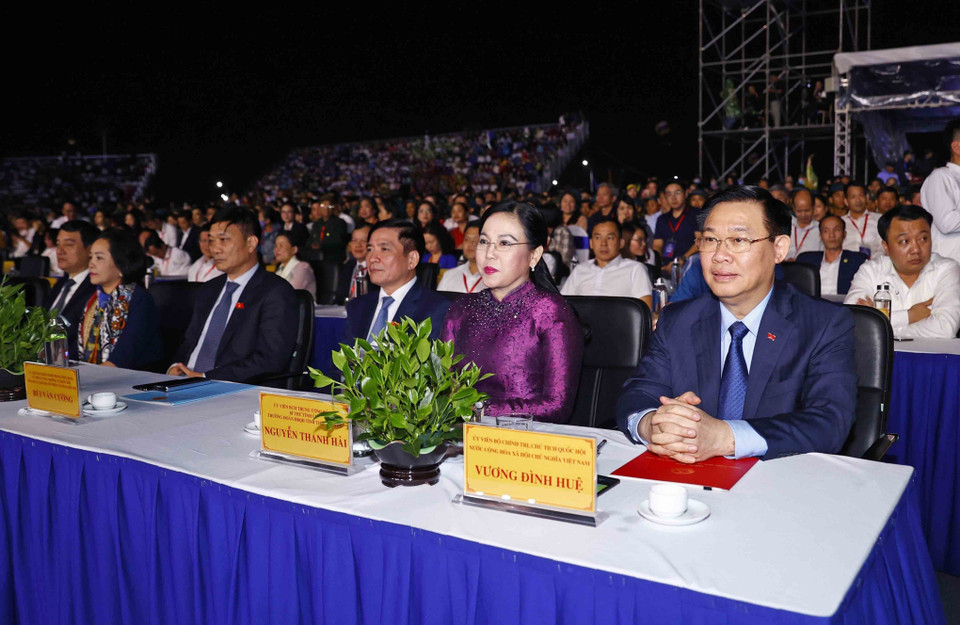 Chủ tịch Quốc hội Vương Đình Huệ và đại biểu dự Lễ công bố Nghị quyết. (Ảnh: Doãn Tấn/TTXVN)