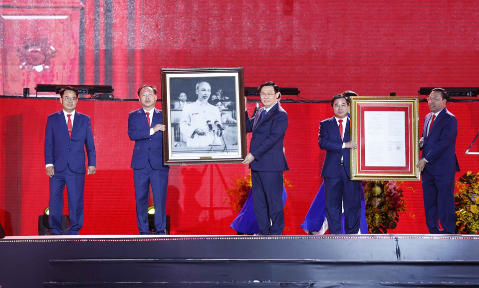 Chủ tịch Quốc hội Vương Đình Huệ trao Nghị quyết của Ủy ban Thường vụ Quốc hội và tặng ảnh Bác Hồ cho đảng bộ, chính quyền và nhân dân thành phố Phổ Yên. (Ảnh: Doãn Tấn/TTXVN)