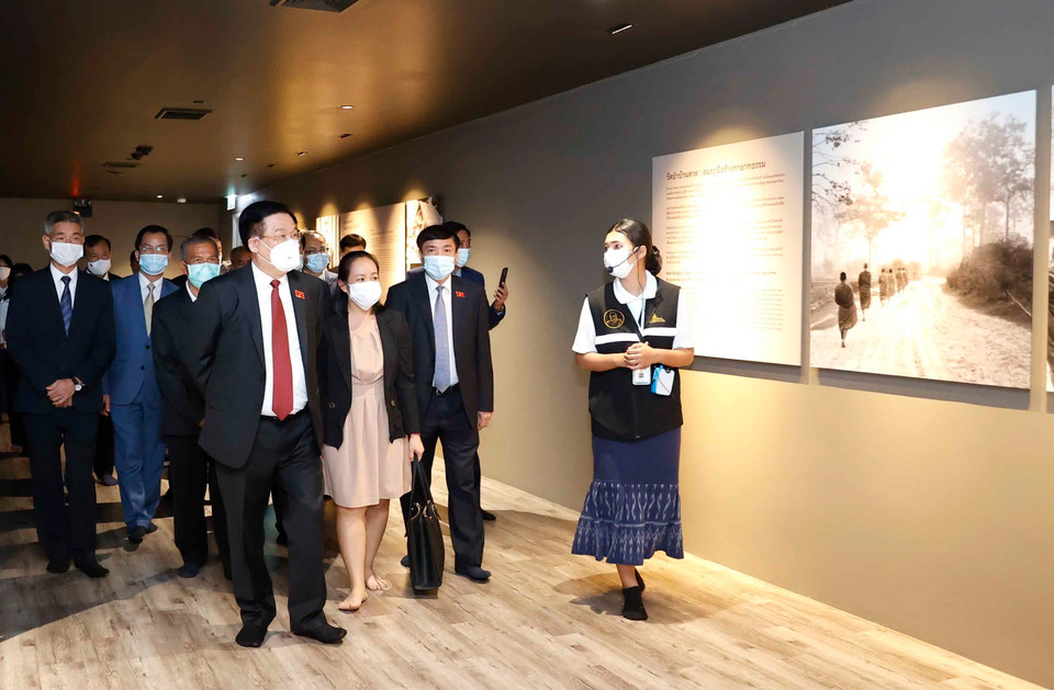 Chủ tịch Quốc hội Vương Đình Huệ thăm Bảo tàng Luang Ta Maha Bua. (Ảnh: Doãn Tấn/TTXVN)