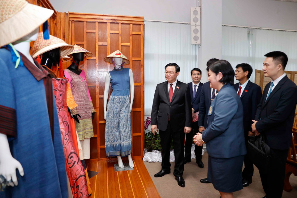 Chủ tịch Quốc hội Vương Đình Huệ thăm Trung tâm Việt Nam học. (Ảnh: Doãn Tấn/TTXVN)