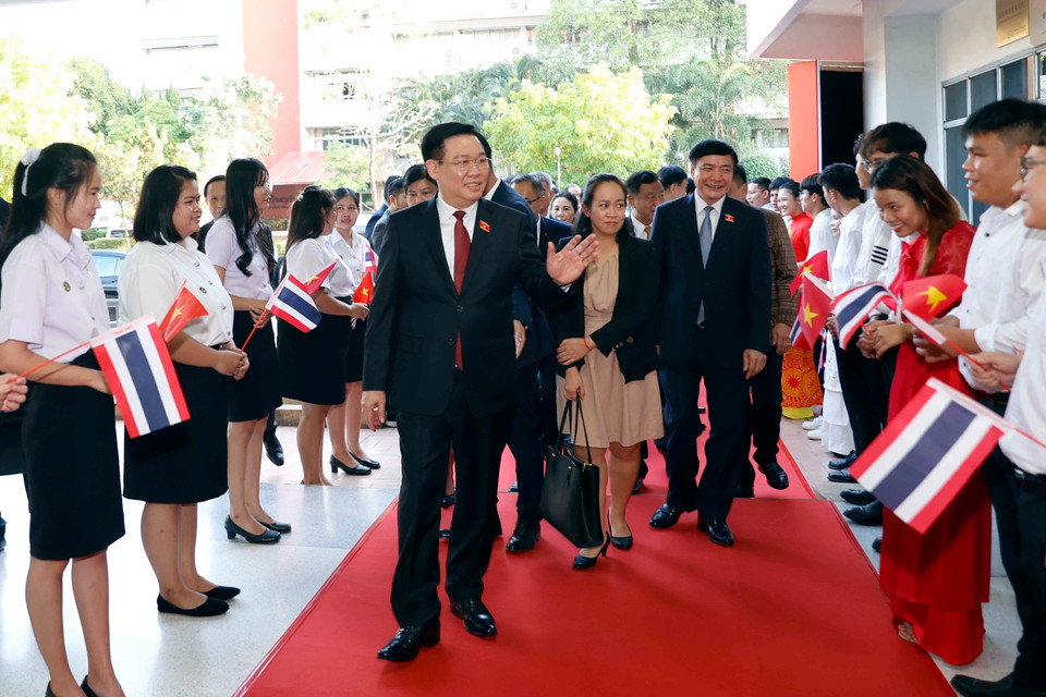 Chủ tịch Quốc hội Vương Đình Huệ thăm Đại học Hoàng gia Rajabhat Udon Thani. (Ảnh: Doãn Tấn/TTXVN)