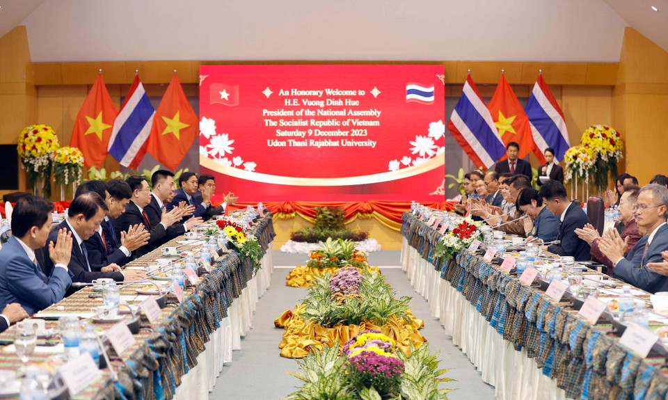 Chủ tịch Quốc hội Vương Đình Huệ thăm Đại học Hoàng gia Rajabhat Udon Thani. (Ảnh: Doãn Tấn/TTXVN)