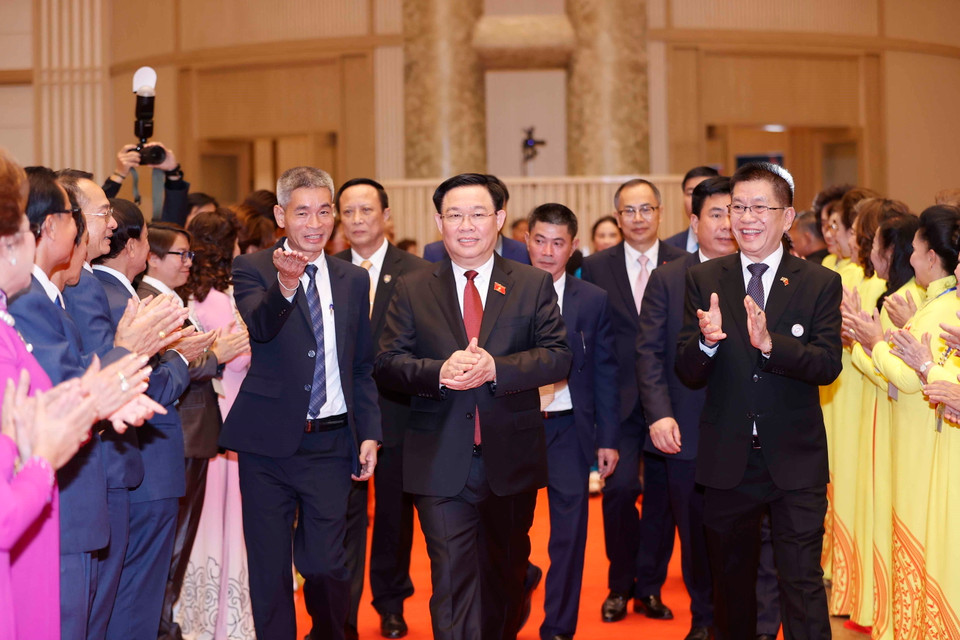 Chủ tịch Quốc hội Vương Đình Huệ gặp gỡ cộng đồng người Việt Nam toàn Thái. (Ảnh: Doãn Tấn/TTXVN)