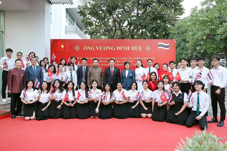 Chủ tịch Quốc hội Vương Đình Huệ và đại biểu với sinh viên tại Trung tâm Việt Nam học. (Ảnh: Doãn Tấn/TTXVN)