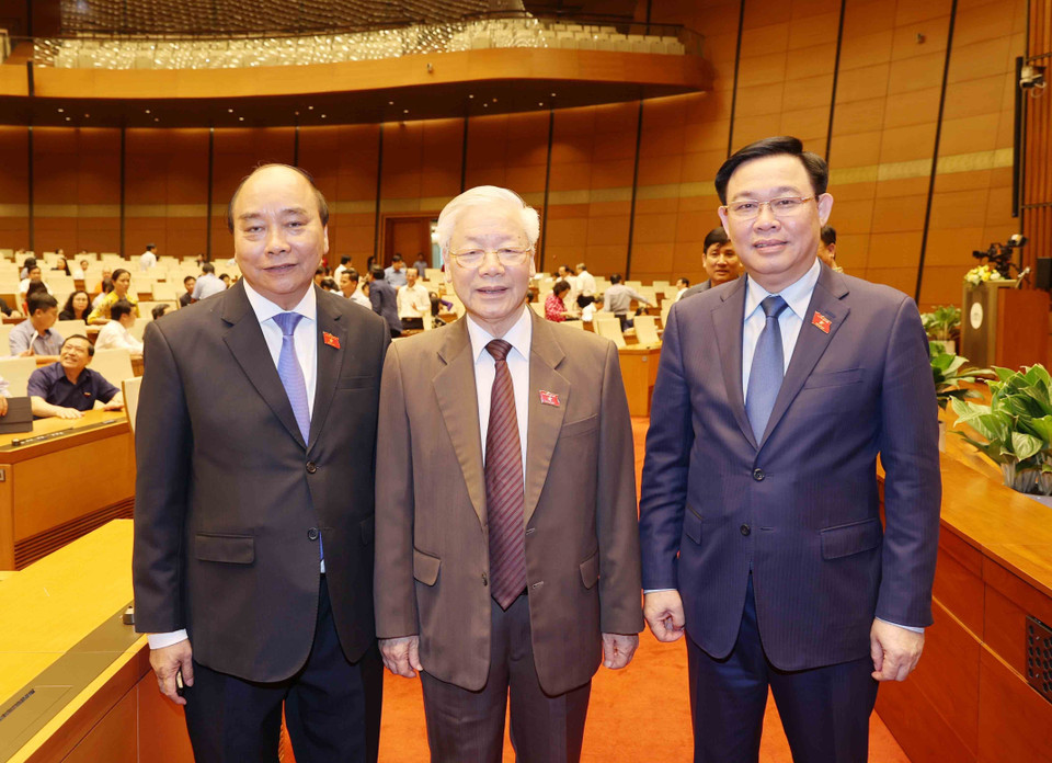 Tổng Bí thư, Chủ tịch nước Nguyễn Phú Trọng, Thủ tướng Nguyễn Xuân Phúc và Chủ tịch Quốc hội Vương Đình Huệ tại phiên họp chiều 1/4. (Ảnh: Trí Dũng/TTXVN)