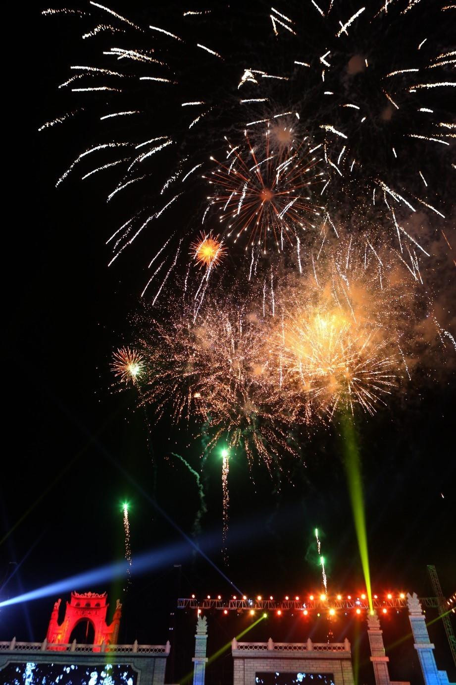 Trình diễn bắn pháo hoa chào mừng khai mạc Lễ hội Đền Hùng 2019. (Ảnh: Thành Đạt/TTXVN)