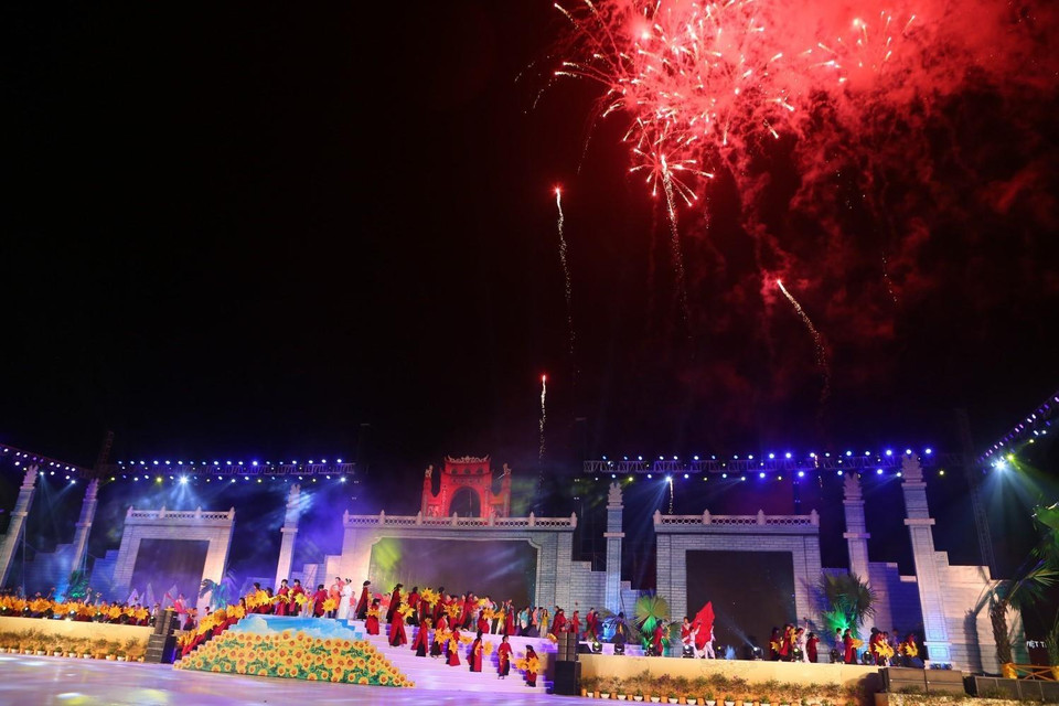 Trình diễn bắn pháo hoa chào mừng khai mạc Lễ hội Đền Hùng 2019. (Ảnh: Thành Đạt/TTXVN)