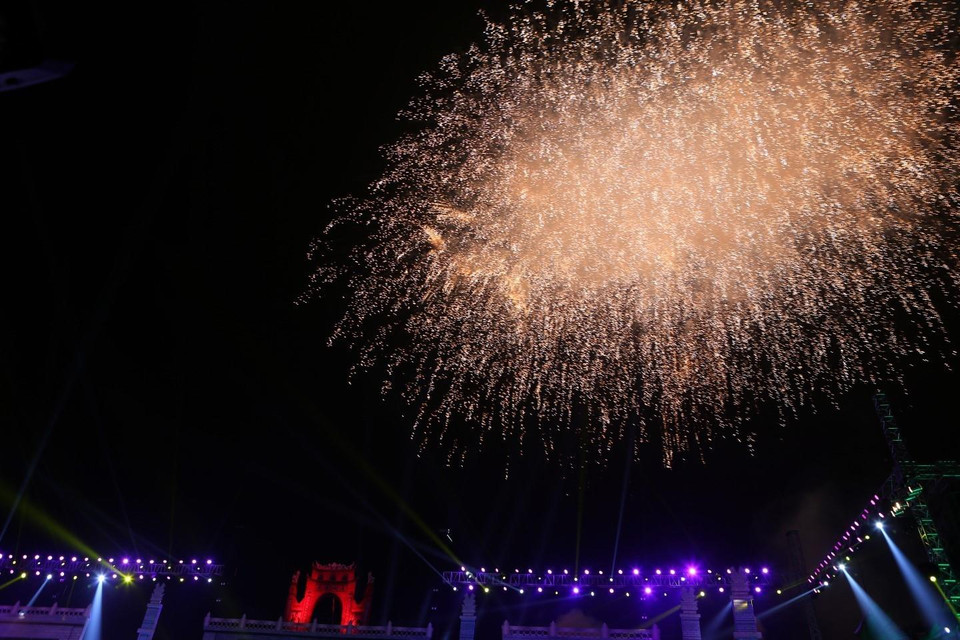 Trình diễn bắn pháo hoa chào mừng khai mạc Lễ hội Đền Hùng 2019. (Ảnh: Thành Đạt/TTXVN)