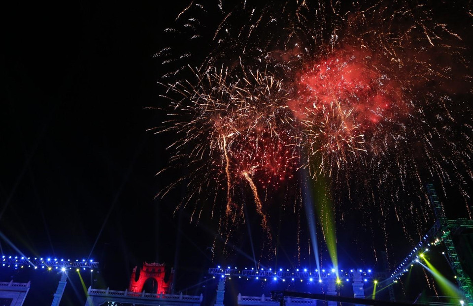 Trình diễn bắn pháo hoa chào mừng khai mạc Lễ hội Đền Hùng 2019. (Ảnh: Thành Đạt/TTXVN)