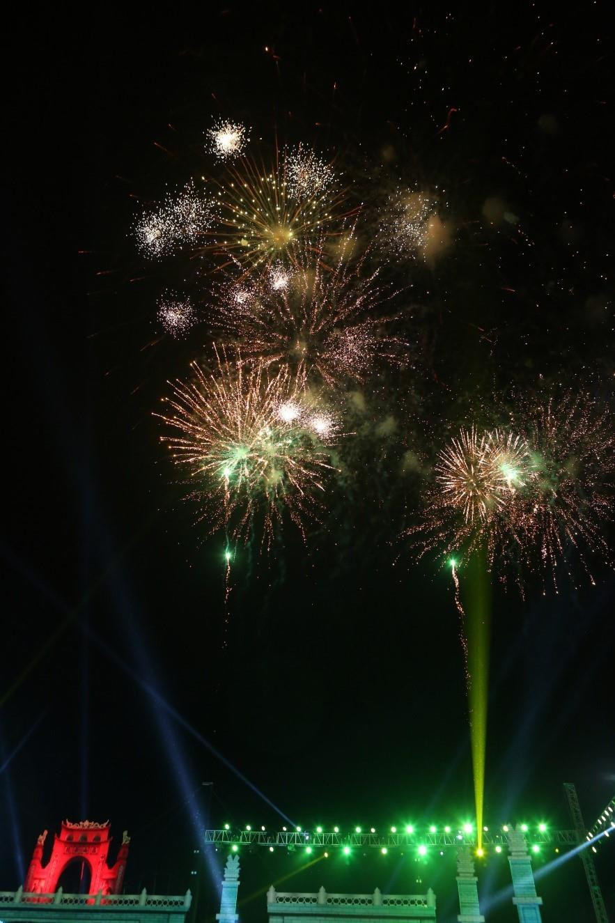 Trình diễn bắn pháo hoa chào mừng khai mạc Lễ hội Đền Hùng 2019. (Ảnh: Thành Đạt/TTXVN)