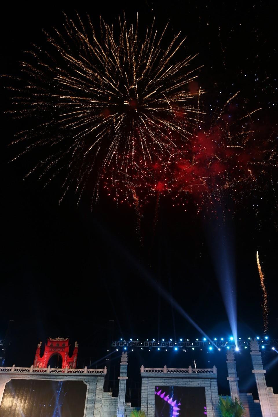 Trình diễn bắn pháo hoa chào mừng khai mạc Lễ hội Đền Hùng 2019. (Ảnh: Thành Đạt/TTXVN)