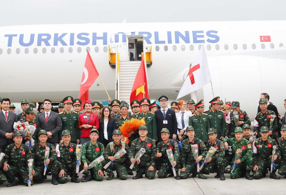 Thượng tướng Hoàng Xuân Chiến, Thứ trưởng Bộ Quốc phòng cùng lãnh đạo nhiều cơ quan, đơn vị thuộc Bộ Quốc phòng đón cán bộ, chiến sỹ hoàn thành xuất sắc nhiệm vụ từ Thổ Nhĩ Kỳ trở về. (Ảnh: Trọng Đức/TTXVN)