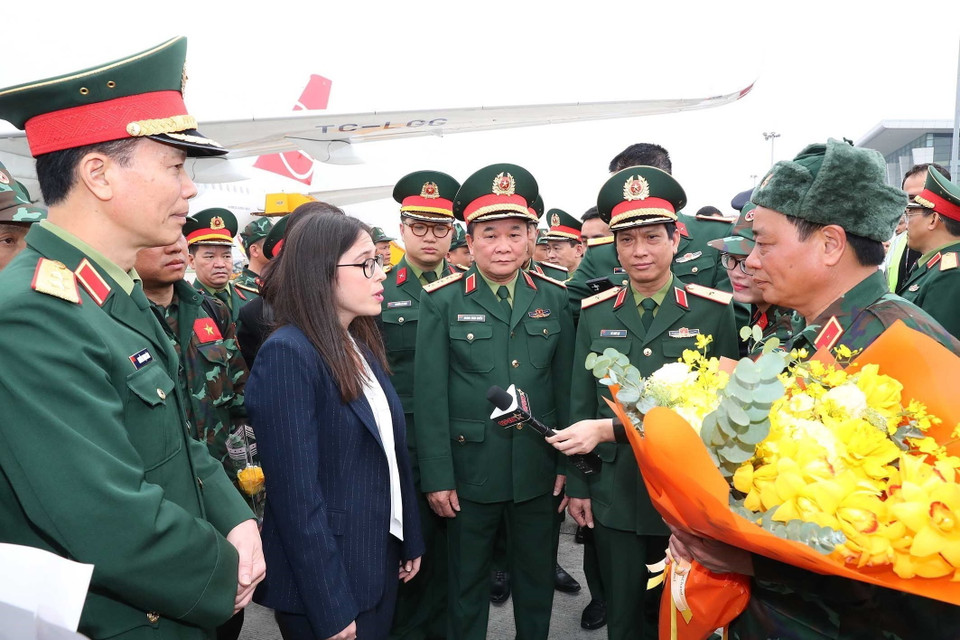 Thượng tướng Hoàng Xuân Chiến, Thứ trưởng Bộ Quốc phòng cùng lãnh đạo nhiều cơ quan, đơn vị thuộc Bộ Quốc phòng đón cán bộ, chiến sỹ hoàn thành xuất sắc nhiệm vụ từ Thổ Nhĩ Kỳ trở về. (Ảnh: Trọng Đức/TTXVN)