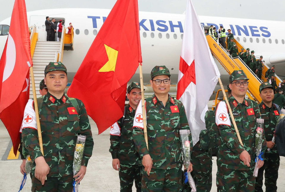 Cán bộ, chiến sỹ Quân đội Việt Nam vừa hoàn thành xuất sắc nhiệm vụ ở Thổ Nhĩ Kỳ về đến sân bay Nội Bài. (Ảnh: Trọng Đức/TTXVN)