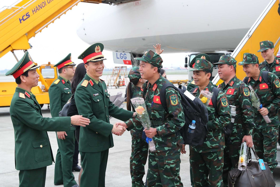 Lãnh đạo các cơ quan, đơn vị thuộc Bộ Quốc phòng đón cán bộ, chiến sỹ vừa hoàn thành xuất sắc nhiệm vụ ở Thổ Nhĩ Kỳ về đến Sân bay Nội Bài, Hà Nội. (Ảnh: Trọng Đức/TTXVN)