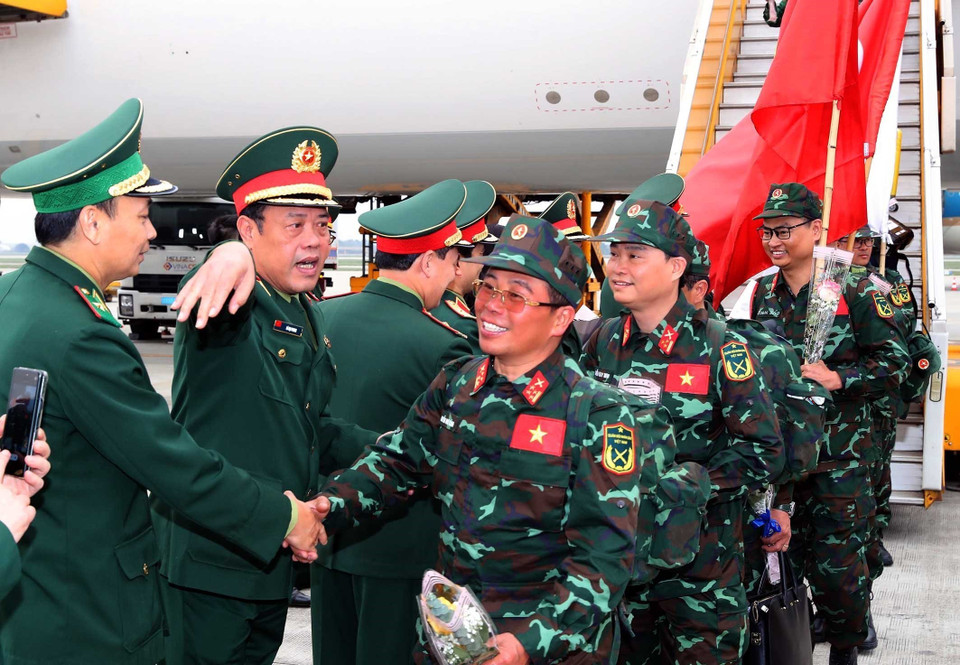 Lãnh đạo các cơ quan, đơn vị thuộc Bộ Quốc phòng đón cán bộ, chiến sỹ vừa hoàn thành xuất sắc nhiệm vụ ở Thổ Nhĩ Kỳ về đến sân bay Nội Bài. (Ảnh: Trọng Đức/TTXVN)