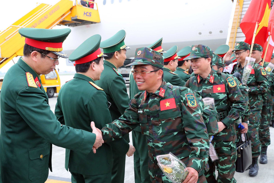 Lãnh đạo các cơ quan, đơn vị thuộc Bộ Quốc phòng đón cán bộ, chiến sỹ vừa hoàn thành xuất sắc nhiệm vụ ở Thổ Nhĩ Kỳ về đến sân bay Nội Bài. (Ảnh: Trọng Đức/TTXVN)