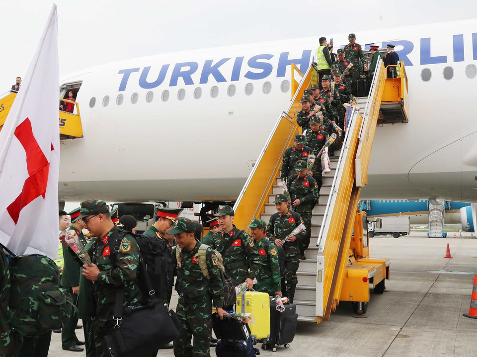 Cán bộ, chiến sỹ Quân đội nhân dân Việt Nam vừa hoàn thành xuất sắc nhiệm vụ ở Thổ Nhĩ Kỳ về đến Sân bay Nội Bài. (Ảnh: Trọng Đức/TTXVN)