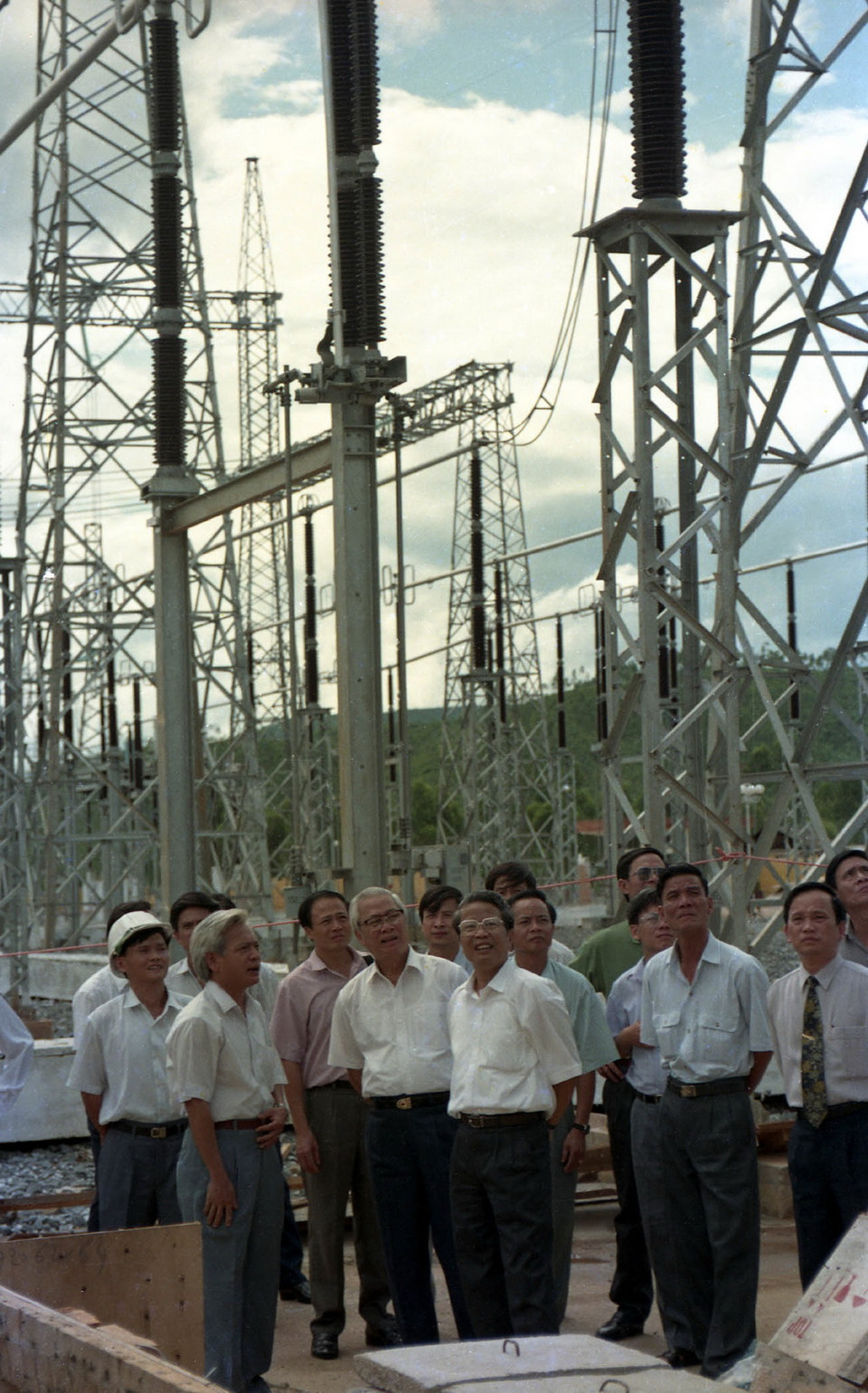 Chiều 12/7/1994, Thủ tướng Võ Văn Kiệt và Phó Thủ tướng Trần Đức Lương đến thăm và kiểm tra hoạt động của trạm biến áp 500 KV đường dây cao thế Bắc-Nam ở cầu Đò (Đà Nẵng). (Ảnh: Minh Đạo/TTXVN)