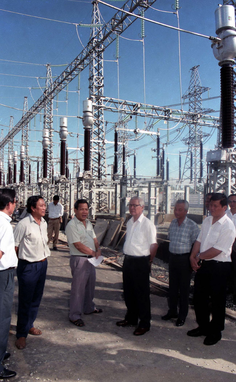 Chiều 20/5/1994, Thủ tướng Võ Văn Kiệt đến thăm trạm biến áp Phú Lâm (Thành phố Hồ Chí Minh), trạm cuối cùng của tuyến đường dây 500 KV Bắc-Nam. (Ảnh: Minh Đạo/TTXVN)