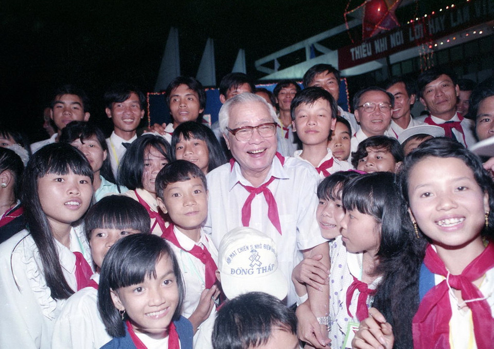 Tối 7/7/1994, Thủ tướng Võ Văn Kiệt dự lễ bế mạc Liên hoan các chiến sỹ nhỏ Điện Biên xuất sắc toàn quốc 1994, tổ chức tại thành phố Hạ Long, tỉnh Quảng Ninh. (Ảnh: Minh Đạo/TTXVN)